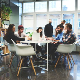 Meeting between publishers and creatives around a table