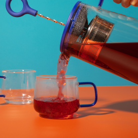 La Cafetière Gyro Spinfuser Teapot pouring into a mug