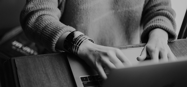 Person studying pyschology online - how to be a psychologist