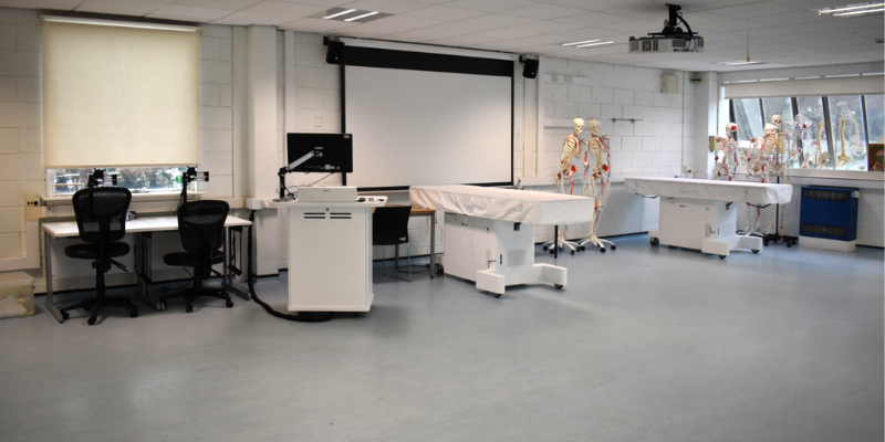 Medical teaching room, with projector, PC and hospital beds.